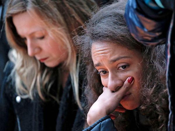 Fassungslosigkeit und Entsetzen waren auch am Samstag in vielen Gesichtern der Menschen in Paris zu sehen.