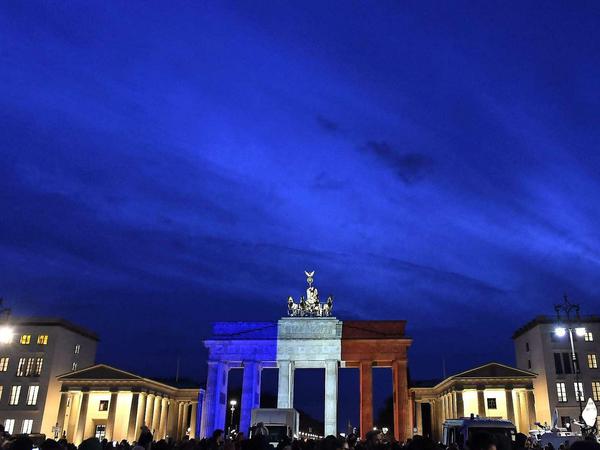 Trauer in Berlin. Und Solidarität. Das angestrahlte Brandenburger Tor in den Farben der französischen Flagge.