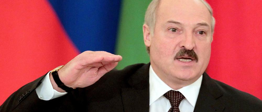 Der weißrussische Machthaber Alexander Lukaschenko: Brot und Peitsche für das Volk, Euros und Rubel aus West und Ost.