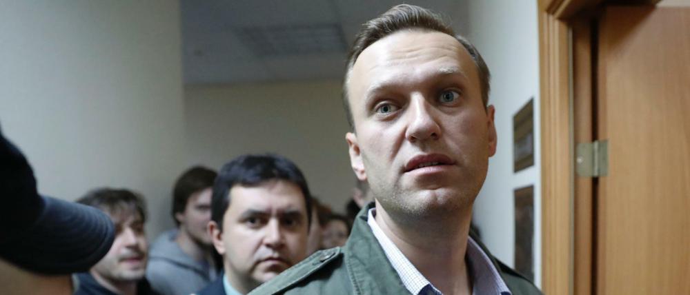 Der russische Oppositionelle Alexej Nawalny betritt am 02.10.2017 in Moskau den Gerichtssaal. 