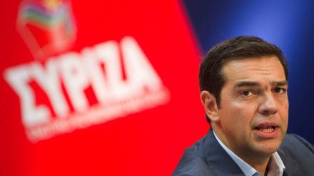 Alexis Tsipras will gegen Korruption vorgehen - ein Skandal um seine Minister ist da eine Katastrophe. Noch stellt sich der Syriza-Chef vor Giorgos Katrougalos.