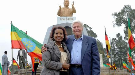 Karlheinz Böhm und seine Frau Almaz auf dem "Karl Square" in Äthiopiens Hauptstadt Addis Abeba. Das war 2011. Böhm hatte die Geschäfte schon länger an seine Frau übergeben, und sie war noch völlig unumstritten. Das hat sich mit dem Kampf des Großspenders Jürgen Wagentrotz gegen Almaz Böhm und den Vorstand von "Menschen für Menschen" geändert. 