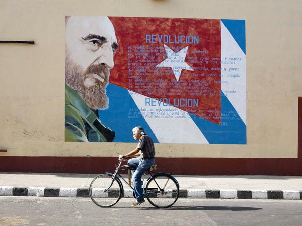 Sozialistische Propaganda: Bilder von Fidel Castro gehören bis heute zum Straßenbild in Havanna. 
