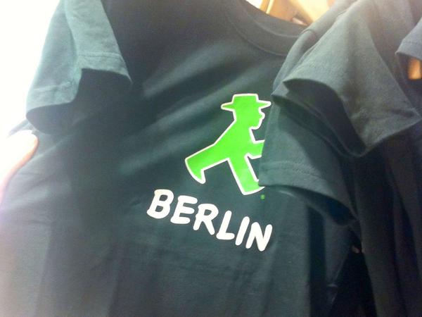 Obamas Mädels mögen Ampelmännchen: Ein solches T-Shirt nimmt Malia als Andenken mit aus Berlin.