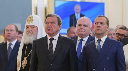 Altkanzler Gerhard Schröder bei Putins Amtseinführung neben Ministerpräsident Dmitri Medwedew 