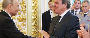 Gerhard Schröder gibt Wladimir Putin, Präsident von Russland, bei dessen Amtseinführung die Hand.