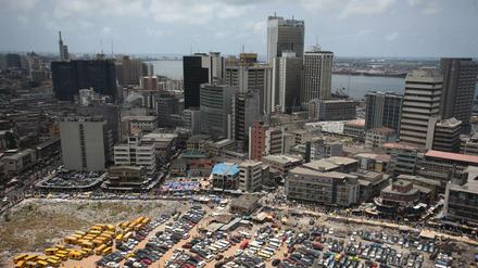 Boomtown Lagos. Jahrelang ist überall in der 20-Millionen-Stadt gebaut worden. Seit der Ölpreis abgestürzt ist, geht es der Bauwirtschaft schlechter. 