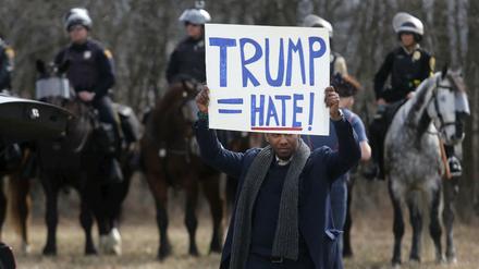 Ein Gegner von des US-Präsidentschaftskandidaten Donald Trump hält ein Schild mit der Aufschrift: "Trump = Hass"