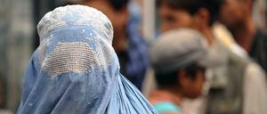 Eine Frau trägt in Kabul eine Burka.