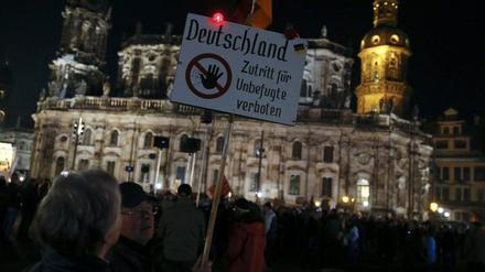 Szenen einer Pegida-Demonstration auf dem Dresdner Theaterplatz.