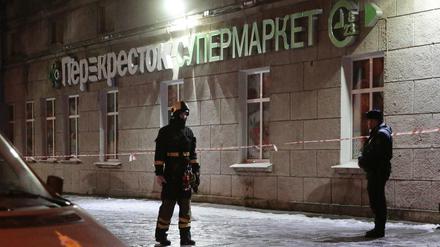Rettungskräfte vor dem Supermarkt in St. Petersburg.