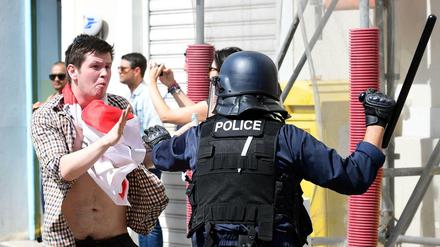 Ein englischer Fan mit einem französischen Polizisten in Marseille
