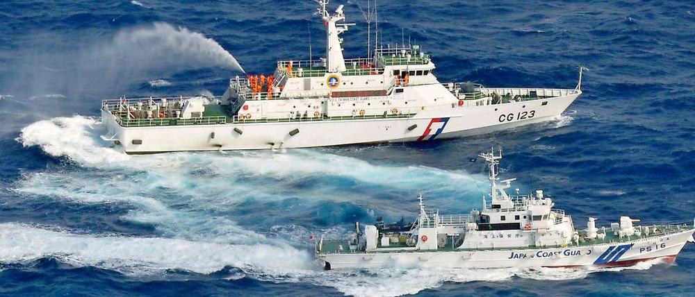 Die japanische und die taiwanische Küstenwache beschießen sich mit Wasserfontänen.