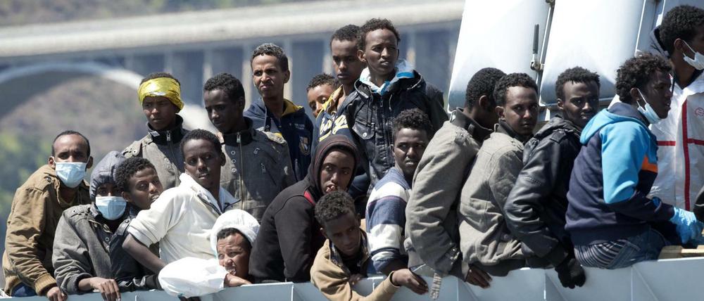 Flüchtlinge auf einem Schiff der italnienischen Navy am 22. April 2015. Am Dienstag hat die Küstenwache 1850 Flüchtlinge aus dem Mittelmeer gerettet. 