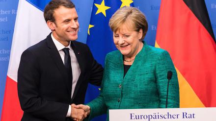 Angela Merkel (CDU, r) geht in Sachen EU-Reform erstmals auf Frankreichs Präsident Emmanuel Macron zu. 