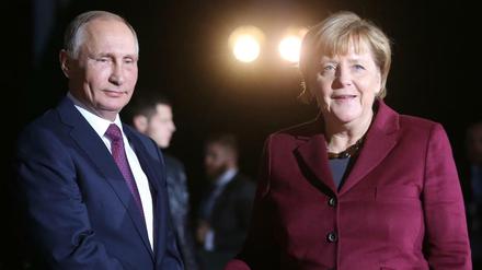 Bundeskanzlerin Angela Merkel (CDU) begrüßt am 19.10.2016 in Berlin den russischen Staatspräsidenten Wladimir Putin vor dem Bundeskanzleramt. 