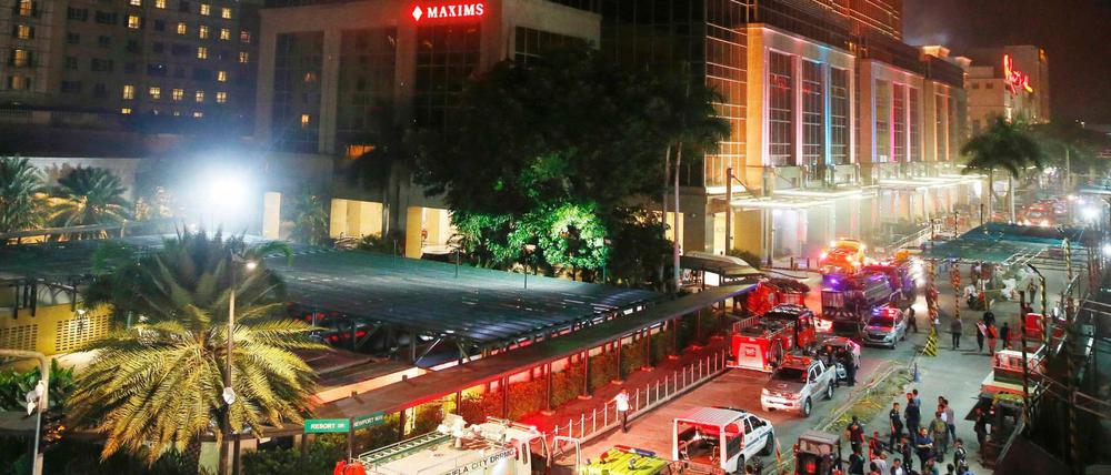 Überfall in Manila: Rauch steigt vom "Resorts World Manila" auf. 