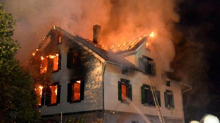 Ein leerstehendes Gebäude, in dem Asylbewerber unterkommen sollten, steht am 24.08.2015 in Weissach im Tal in Baden-Württemberg voll in Flammen.
