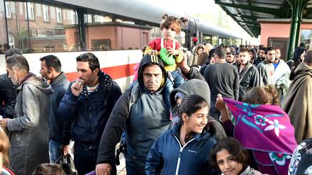 Aus Ungarn über München kommen am 07.09.2015 syrische Flüchtlinge mit einem Zug in der Erstaufnahmeeinrichtung Eisenhüttenstadt (Brandenburg) an.