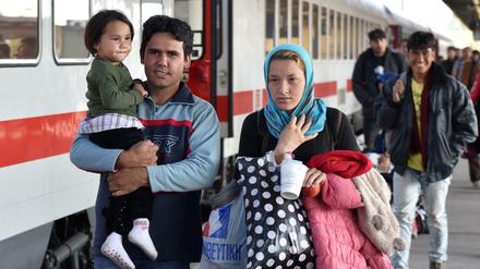 Eine Flüchtlingsfamilie aus Syrien kommt im September 2015 in Schönefeld (Brandenburg) am Bahnhof an.