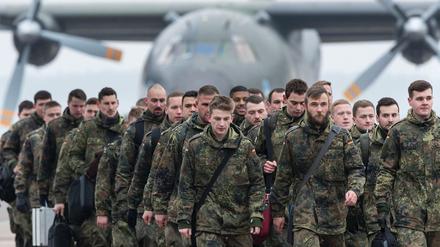 Bundeswehrsoldaten bei ihrer Ankunft in Litauen.