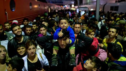 München stößt bald an die Grenzen der Aufnahmefähigkeit. Es gibt keine Schlafplätze mehr - Flüchtlinge müssen vielleicht in Zügen übernachten.