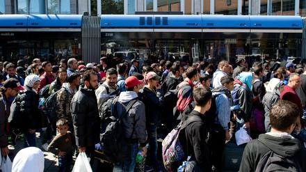 Flüchtlinge, die kurz zuvor mit Zügen angekommen sind, werden am 12.09.2015 vom Hauptbahnhof in München (Bayern) zu einer Unterkunft begleitet. 
