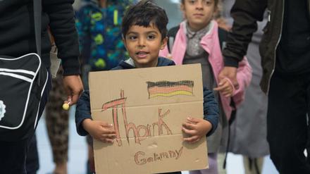 "Danke, Deutschland": Eine Flüchtlingsfamilie aus Syrien erreicht mit einem Sonderzug aus Österreich den Bahnhof in Saalfeld (Thüringen). 