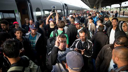 Flüchtlinge kommen am 13.09.2015 am Bahnhof Flughafen Schönefeld mit dem ICE aus München an. 