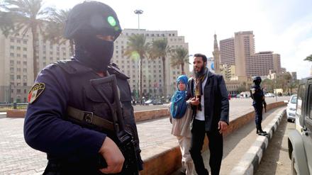 Noch ist es ruhig auf Kairos Straßen. Doch die Sicherheitskräfte stehen schon bereit.