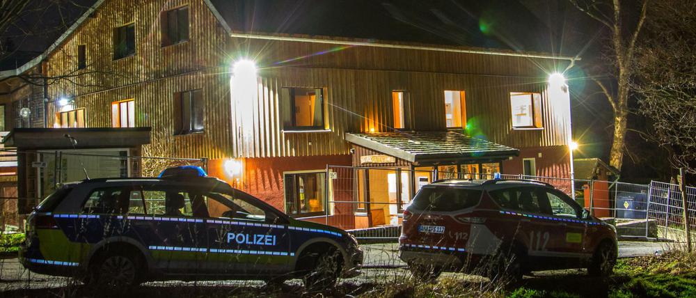 Einsatzfahrzeuge stehen am Samstagmorgen vor einer geplanten Flüchtlingsunterkunft im sächsischen Schlettau. Unbekannte haben einen Brandanschlag auf die Unterkunft im Erzgebirge verübt. 