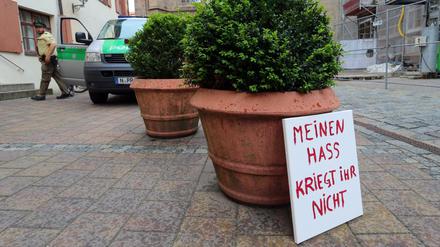 Ein Schild mit der Aufschrift "Meinen Hass kriegt ihr nicht" steht in der Altstadt von Ansbach. 