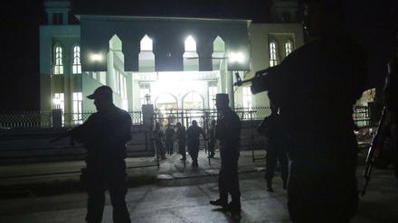 Sicherheitskräfte vor der schiitischen Moschee, bei der sich am Donnerstag zwei Selbstmordattentäter in die Luft sprengten.