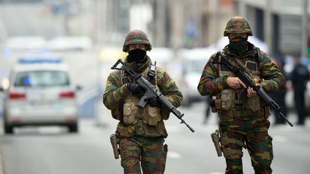 Sicherheitskräfte patrouillieren am 22.03.2016 in Brüssel (Belgien) um die Metrostation Maelbeek. 