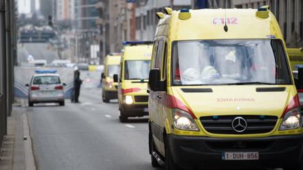 Krankenwagen verlassen in Brüssel die Metrostation Maelbeek. Bei einer neuen Terrorserie sind am Dienstag in Brüssel mindestens 26 Menschen getötet worden. Die Zahl der Verletzten liegt bei mehr als 130.