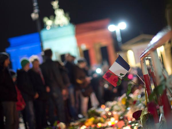 Auch am Brandenburger Tor wird der Opfer von Paris gedacht.