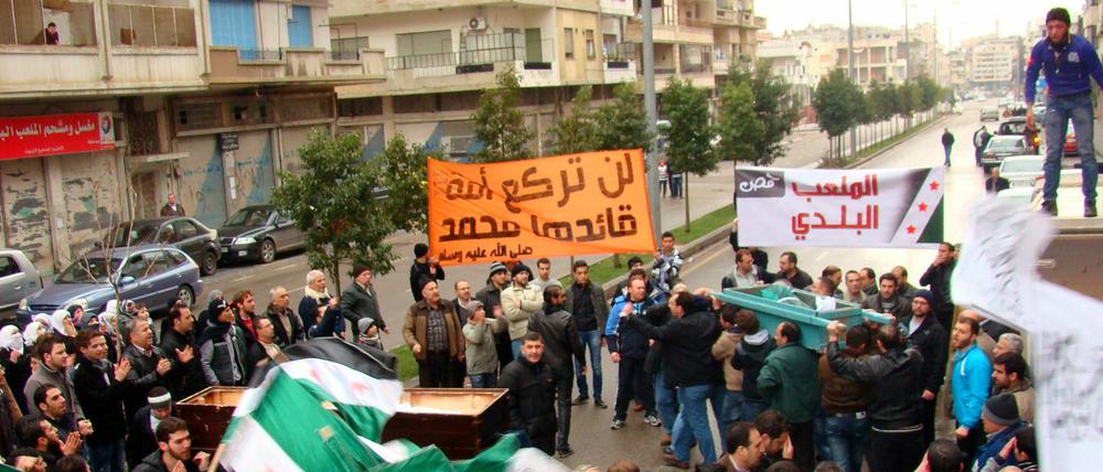 Anti-Assad Demo in Homs. Einige sind jedoch noch immer unsicher, wo sie stehen.