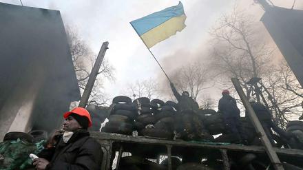 Demonstranten auf einer barrikade in der Innenstadt von Kiew.