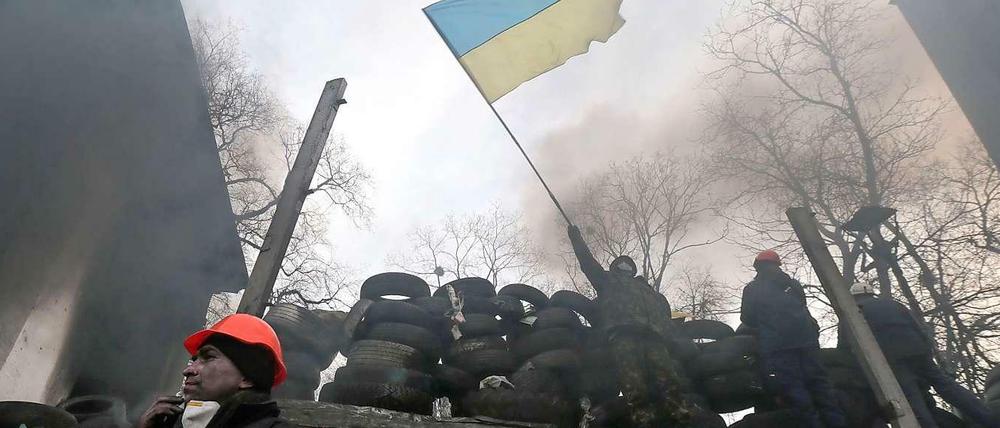 Demonstranten auf einer barrikade in der Innenstadt von Kiew.