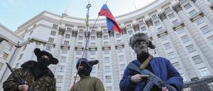 Verkleideter Protest. Ukrainische Aktivisten protestieren als prorussische Rebellen verkleidet gegen den großen Nachbarn.