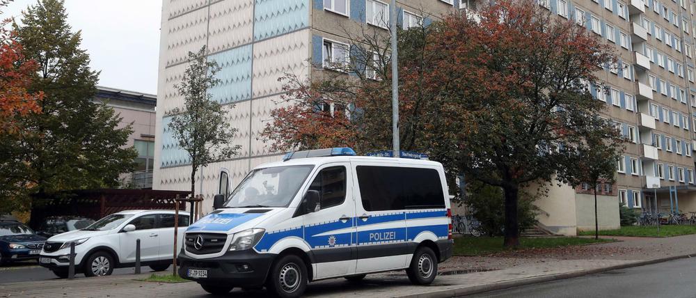 Ein Polizeiauto steht am Dienstag während eines Anti-Terror-Einsatzes vor einem Haus in Jena (Thüringen).