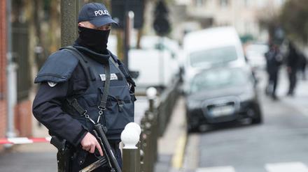 Ein vor einer Woche festgenommener Franzose soll zu einem Terrornetzwerk gehören, das mit einem großen Waffenarsenal kurz vor einem schweren Anschlag stand.
