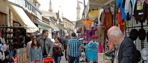 Die Arasta Straße in Nikosias: Durch die enge Gasse drängelt sich tagtäglich der Touristenstrom vom Grenzübergang an der Ledrastraße im griechischen Teil zur bekannten Selimiye Moschee im türkischen Teil der geteilten Stadt.