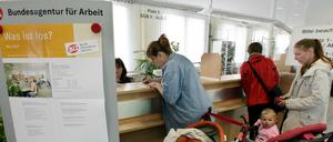 Mütter mit Kindern stellen Anträge in der Bundesagentur in Leipzig.