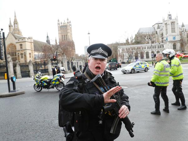 Bewaffnete britische Polizisten vor dem Parlament in London. 