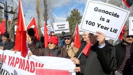 Emotional. Türken protestieren vor der Schweizer Botschaft in Ankara. Vor dem Europäischen Gerichtshof für Menschenrechte (EGMR) wird die Klage des Politikers Dogu Perincek wegen Verletzung seiner Meinungsfreiheit verhandelt. Ein Schweizer Gericht hatte ihn wegen Leugnung des Völkermords verurteilt.