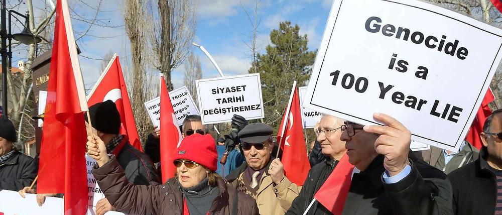 Emotional. Türken protestieren vor der Schweizer Botschaft in Ankara. Vor dem Europäischen Gerichtshof für Menschenrechte (EGMR) wird die Klage des Politikers Dogu Perincek wegen Verletzung seiner Meinungsfreiheit verhandelt. Ein Schweizer Gericht hatte ihn wegen Leugnung des Völkermords verurteilt.