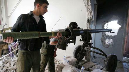 Ein Kämpfer auf der Seite der Rebellen bringt in Dschobar östlich von Damaskus ein Geschütz in Stellung. 
