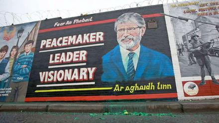 Huldigung. Als „Friedensstifter. Führer. Visionär“ wird Sinn-Fein-Chef Gerry Adams auf diesem Wandbild in der überwiegend von Katholiken bewohnten Falls Road in Belfast gewürdigt.