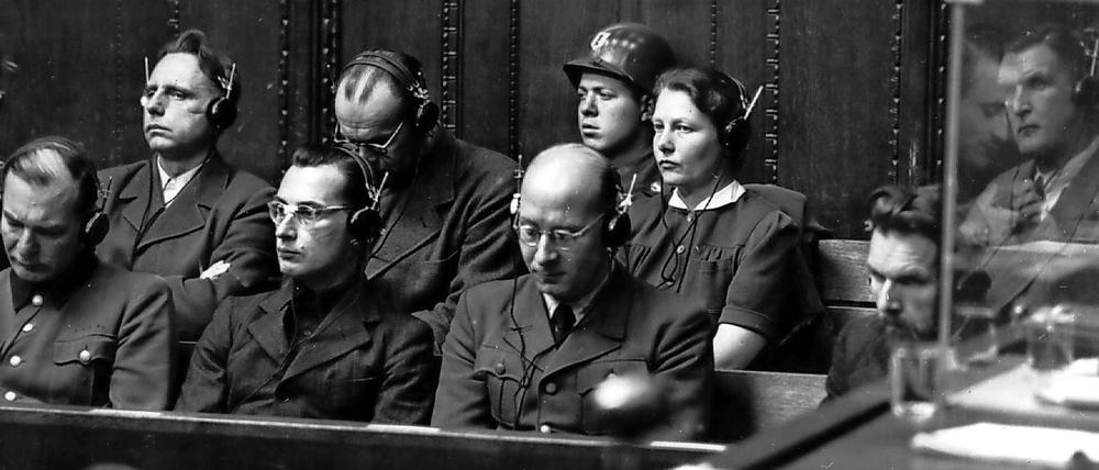 Ärzte und Juristen als Angeklagte bei den Nürnberger Prozessen.